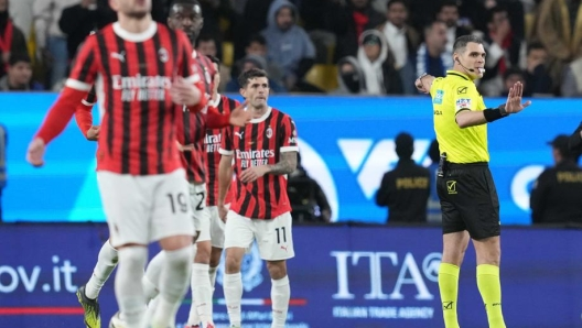 Un derby alla milanese: anche l’arbitro è nato in città. Chi è Sozza e perché è già nella storia