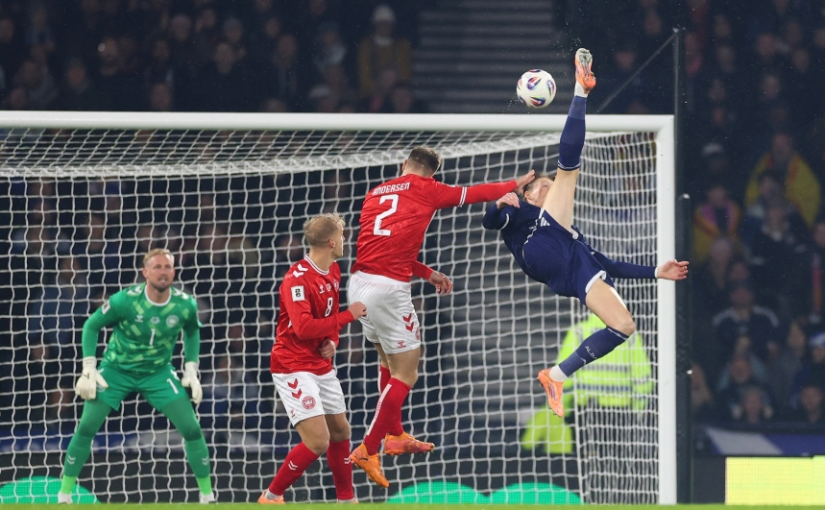McTominay alla Chagall: alla National Gallery di Glasgow la sua rovesciata