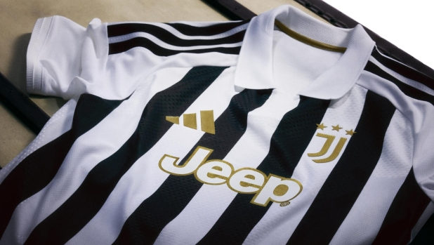 Numeri d’oro e un omaggio al passato: la prima maglia della Juve per la prossima stagione