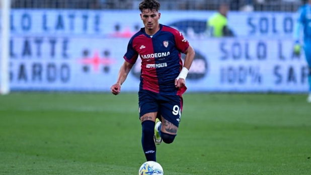 Cagliari-Esposito, ora che succede? Tre squadre alla finestra, e il cassiere dell’Inter sorride