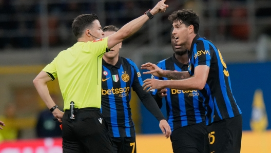 Bastoni, ancora tu. Prende due gialli in 2′ e lascia l’Inter in 10 contro lo Shakhtar